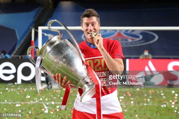 Robert Lewandowski of FC Bayern Muenchen celebrates with the UEFA Champions League Trophy following his team's victory in the UEFA Champions League...