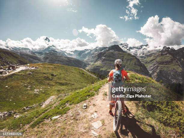 mountainbiken in zermatt, schweiz - kanton wallis stock-fotos und bilder