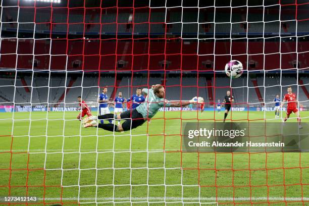 Serge Gnabry of Bayern Munich scores the opening goal against Ralf Fährmann, keeper of Schalke during the Bundesliga match between FC Bayern Muenchen...