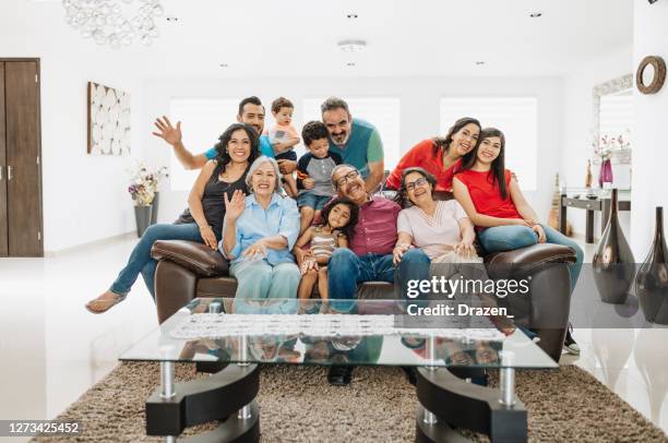 familia hispana multigeneración en casa durante la cuarentena pandémica del coronavirus - large family fotografías e imágenes de stock