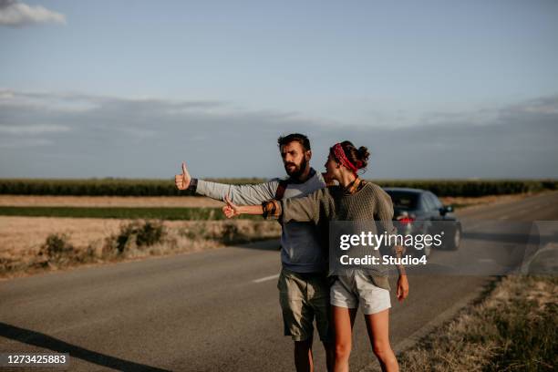 這搭便車是荒謬的。 - hitchhiking 個照片及圖片檔