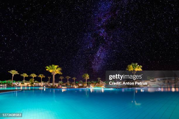 swimming pool at night under the starry sky - party under the stars stockfoto's en -beelden