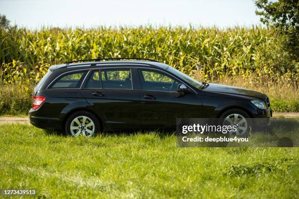 mercedes c classe t modello, vista laterale, parcheggiata in campagna su un prato - geschäftsleben foto e immagini stock