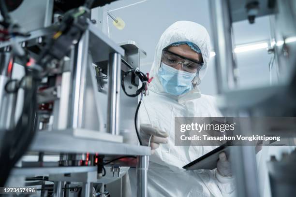 engineer technician checking machine - polymer stock-fotos und bilder