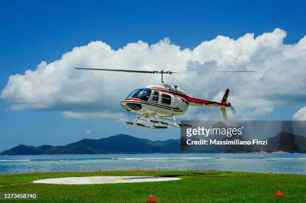 helicopter on landing on a tropical island - helicopter foto e immagini stock