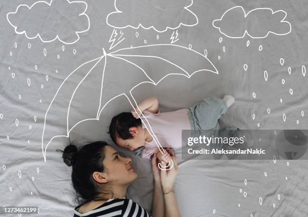 mamá te salvará de futuras tormentas - protección fotografías e imágenes de stock