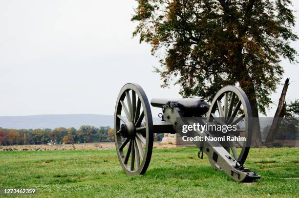 old cannon on the gettysburg battlefield in pennsylvania, usa - gettysburg stock pictures, royalty-free photos & images