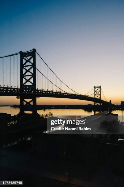 ben franklin bridge at sunrise - philadelphia, pennsylvania, usa - delaware river stock pictures, royalty-free photos & images