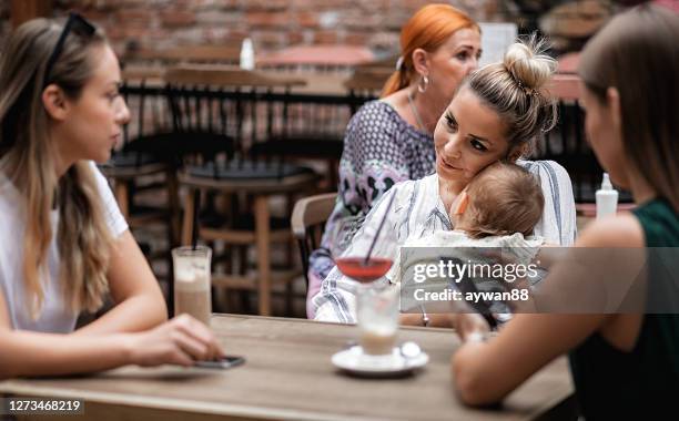 vänner i café - mother daughter brunch bildbanksfoton och bilder