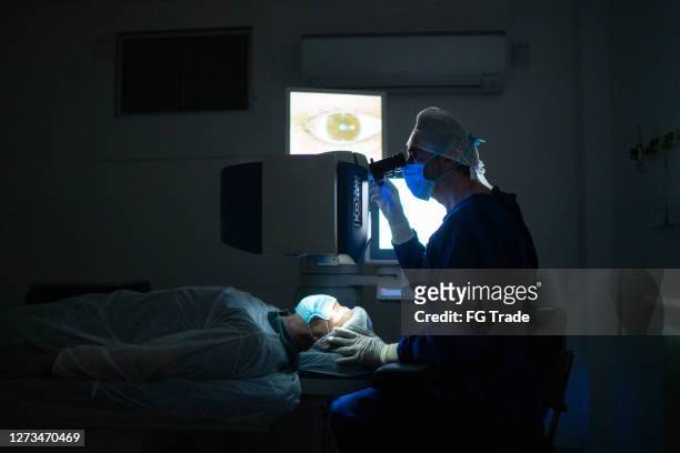 chirurg an einer augenoperation - eye doctor stock-fotos und bilder