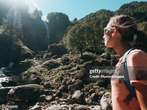 frau erwägt wasserfall in der schweiz - valle verzasca stock-fotos und bilder