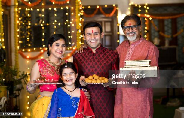 felice famiglia indiana che celebra il festival tradizionale - diwali celebrations foto e immagini stock