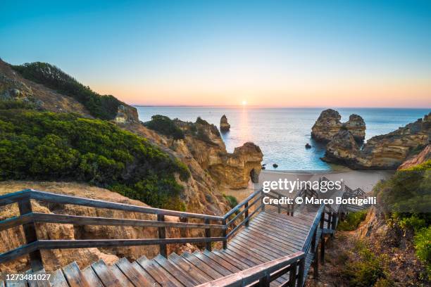 walkway to idyllic beach, algarve, portugal - beach view stockfoto's en -beelden