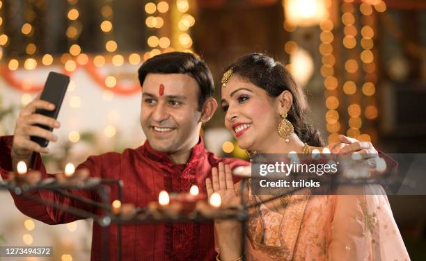 coppia indiana che si fa selfie in occasione della tradizionale festa - bhai dooj festival celebration foto e immagini stock