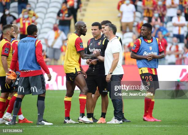Coach of RC Lens Franck Haise and his players celebrate their victory following the Ligue 1 match between RC Lens and Girondins de Bordeaux at Stade...