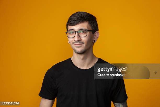 studio portrait of a 25 year old man - white t shirt studio imagens e fotografias de stock