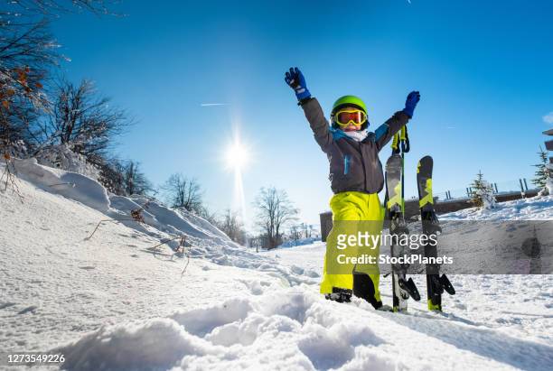 garçon sur des vacances de ski - sport d'hiver photos et images de collection