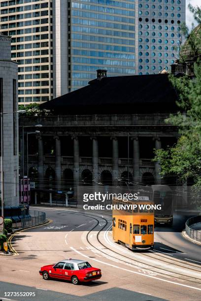 verkehr auf der städtischen straße,hongkong,china - hong kong transport stock-fotos und bilder