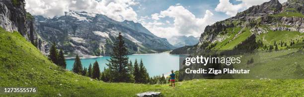 panorma du lac oeschinensee, suisse - lac-oeschinensee photos et images de collection