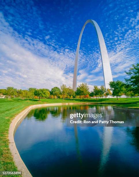 der gateway arch ist vom gateway arch nationalpark umgeben - views of the gateway arch stock-fotos und bilder