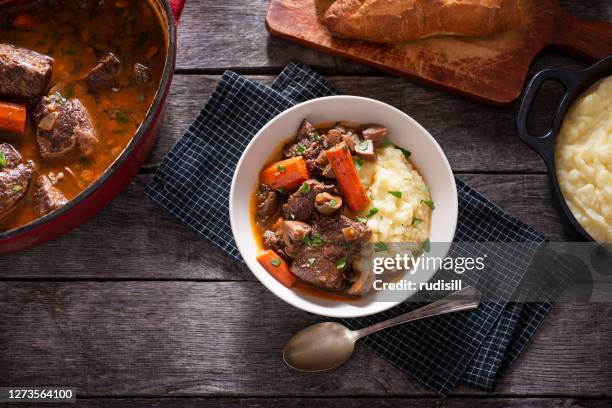 bourguignon de ternera - estofado de carne fotografías e imágenes de stock