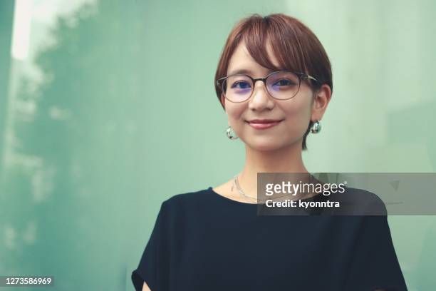 porträt einer jungen geschäftsfrau in smart casual kleidung - japanischer abstammung stock-fotos und bilder
