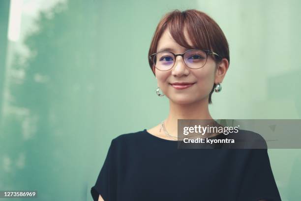 retrato de jovem mulher de negócios vestindo roupas casuais inteligentes - mulher japonesa - fotografias e filmes do acervo