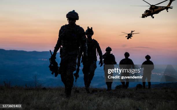 militaire opdracht bij schemering - leger soldaat stockfoto's en -beelden