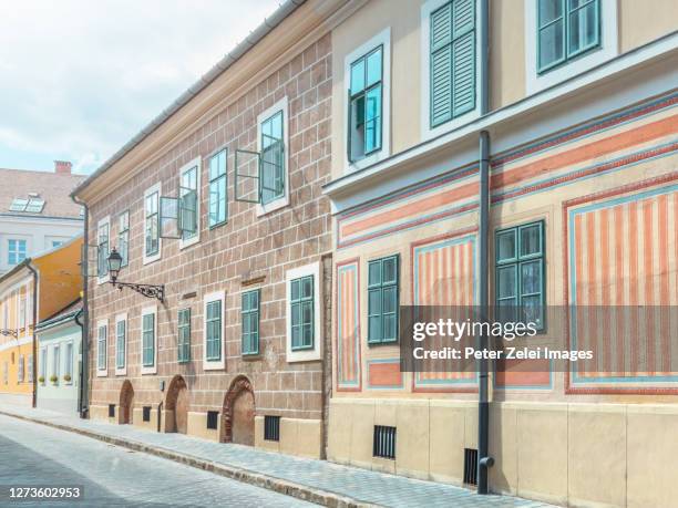 street in buda castle quarter, budapest, hungary - royal palace budapest stock-fotos und bilder