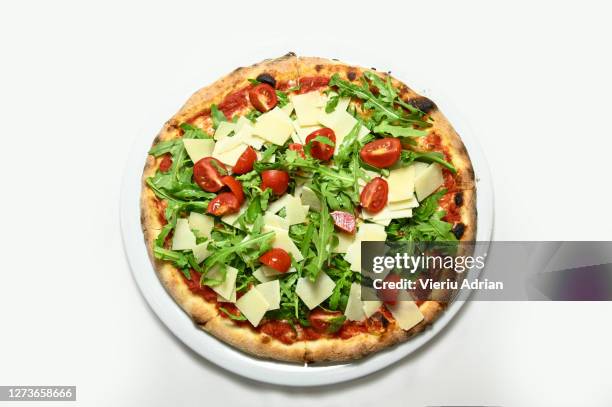 rocket pizza, parmesan, cherry tomatoes - vegetarian pizza stock pictures, royalty-free photos & images