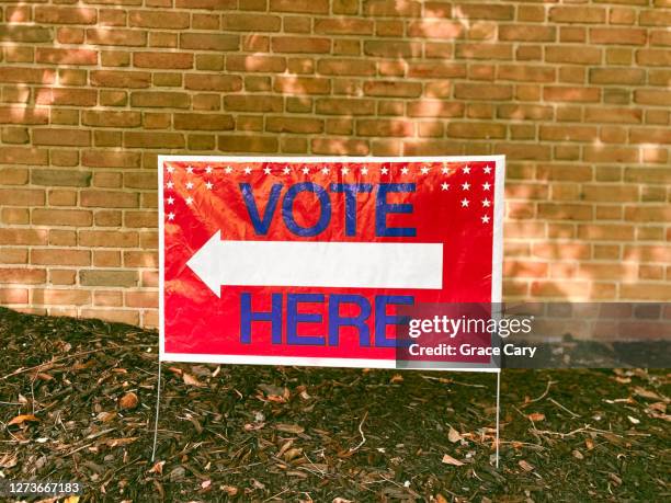 "vote here" directional sign - david cameron campaigns on final day of election stockfoto's en -beelden