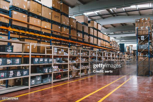 ansicht des leeren industriemateriallagers - building shelves stock-fotos und bilder