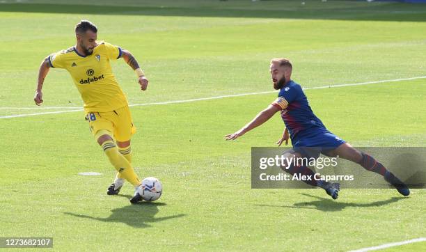 Alvaro Negredo of Cadiz CF scores his team's first goal during the La Liga Santander match between SD Huesca and Cadiz CF at Estadio El Alcoraz on...