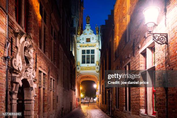 callejón del asno ciego, bruges, flanders, belgium - bruges night stock pictures, royalty-free photos & images