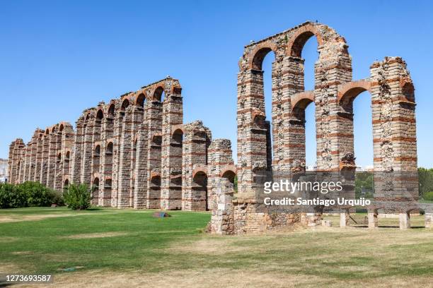 ruined roman aqueduct bridge of los milagros - merida spain stock pictures, royalty-free photos & images