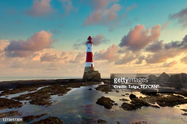 beachy head lighthouse at sunset - east sussex imagens e fotografias de stock
