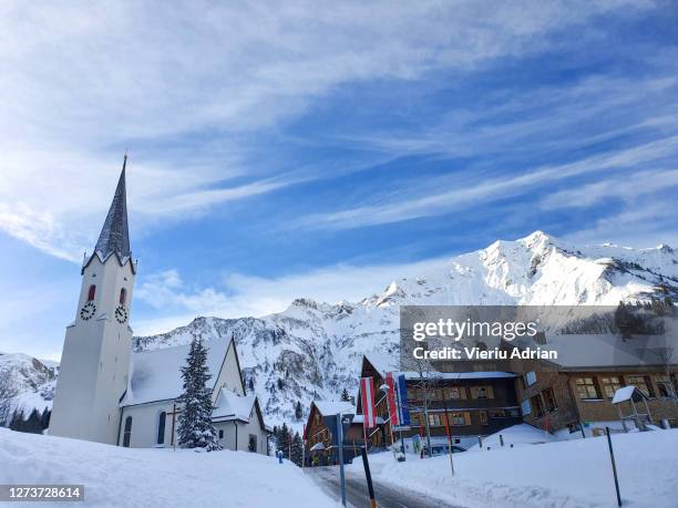 houses between snowy mountains in winter - stuttgart village stock pictures, royalty-free photos & images