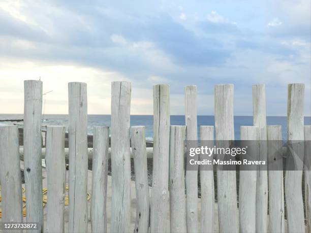 white wooden fence - beach fence stock-fotos und bilder