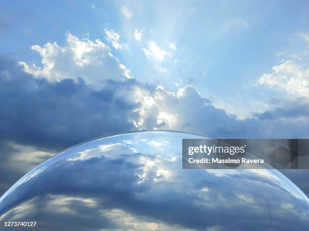 metallic globe reflecting the sky above. - 氣氛 個照片及圖片檔