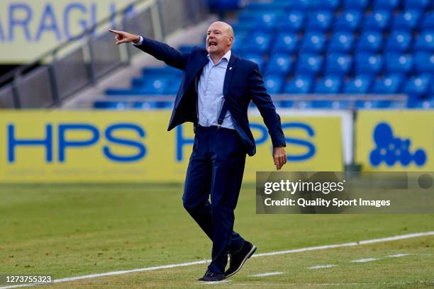 Pepe Mel, head coach of UD Las Palmas reacts during the La Liga Smartbank match between UD Las Palmas and Fuenlabrada at Estadio Gran Canaria on...