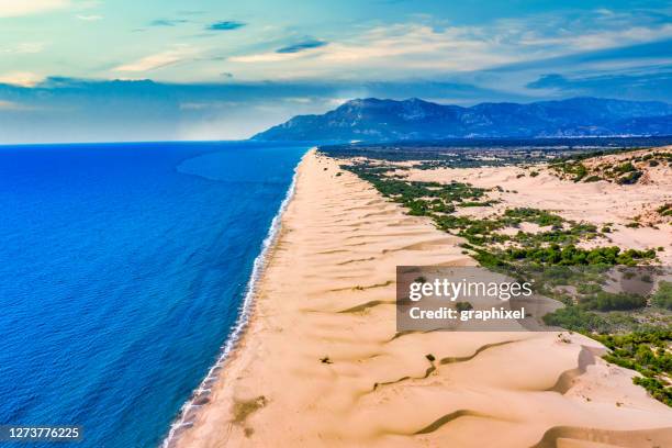vista elevada de la playa de patara, antalya - patara lycia fotografías e imágenes de stock