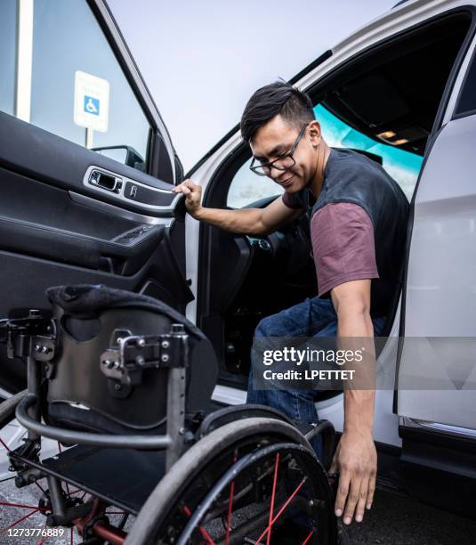 estudiante en silla de ruedas - disabled sign fotografías e imágenes de stock