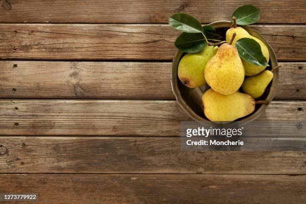 frische bio-birnen auf einem alten holzhintergrund - pears stock-fotos und bilder