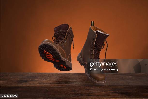 diese stiefel wurden zum gehen gemacht - arbeitsstiefel stock-fotos und bilder