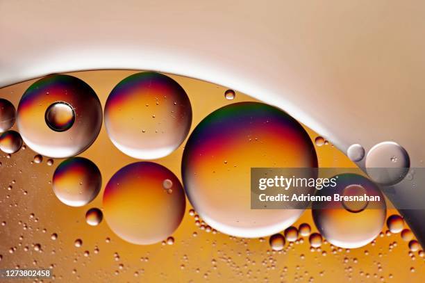 bronze bubbles in liquid - reazione chimica foto e immagini stock