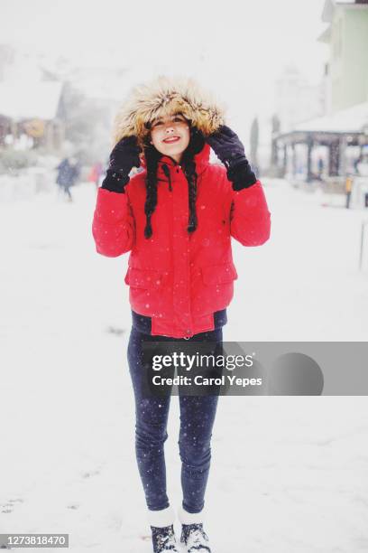 young woman  posing in the snow in ski clothes - ski jacket - fotografias e filmes do acervo