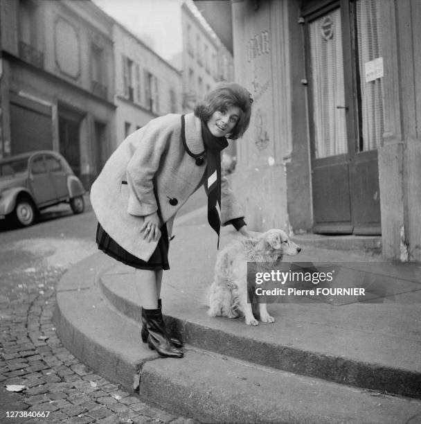 La chanteuse française Sheila devant la confiserie de ses parents dans la banlieue sud de Paris.