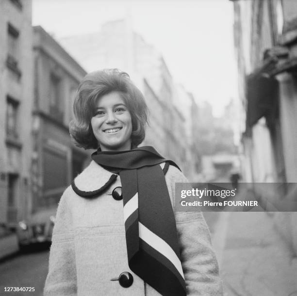 La chanteuse française Sheila devant la confiserie de ses parents dans la banlieue sud de Paris.