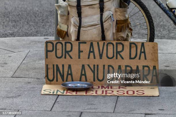 please help to eat, without resources - elemosina oggetto religioso foto e immagini stock