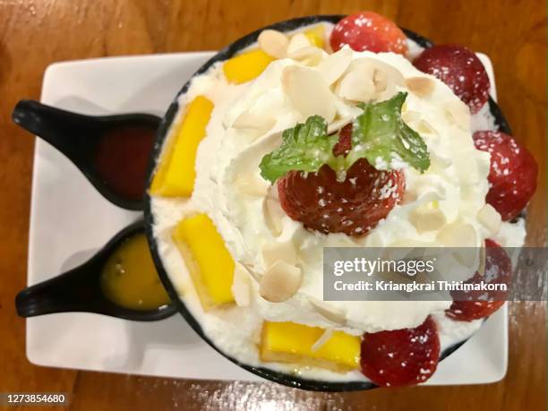 bingsu mango and strawberry for desert. - mango shaved ice stock pictures, royalty-free photos & images